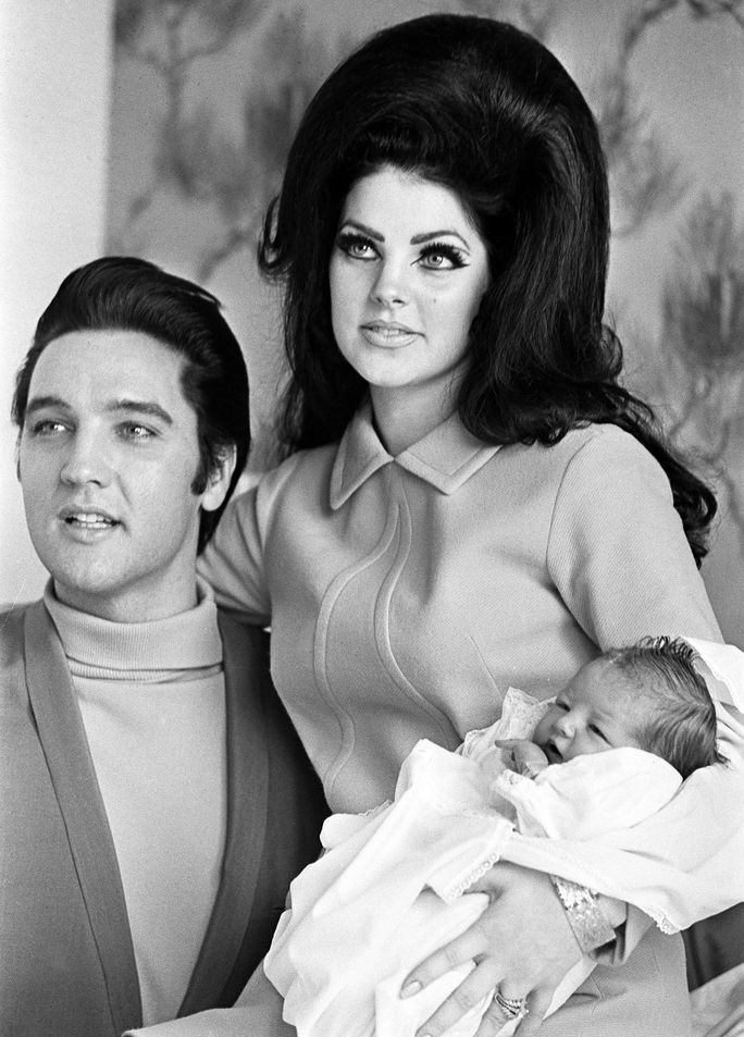 Priscilla Presley devět měsíců po svatbě porodila Elvisovi krásnou dceru - lisu Marii