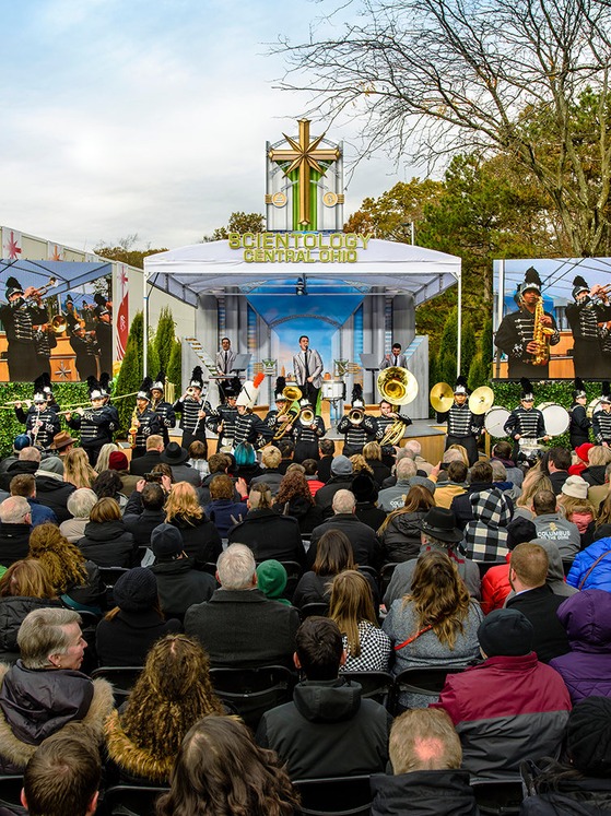Zahajovací slavnosti viděly 20člennou pochodovou kapelu – evokující The Best Damn Band in the Land – provádějící radostný refrén „Hang on Sloopy.“ Oficiální rocková píseň Ohia, toto klasické číslo se ukázalo jako inspirující předehra k chóru hodnostářů vítajících to, co se uskutečnilo – maják pro komunitní spolupráci a změnu v celém Středním Ohiu.