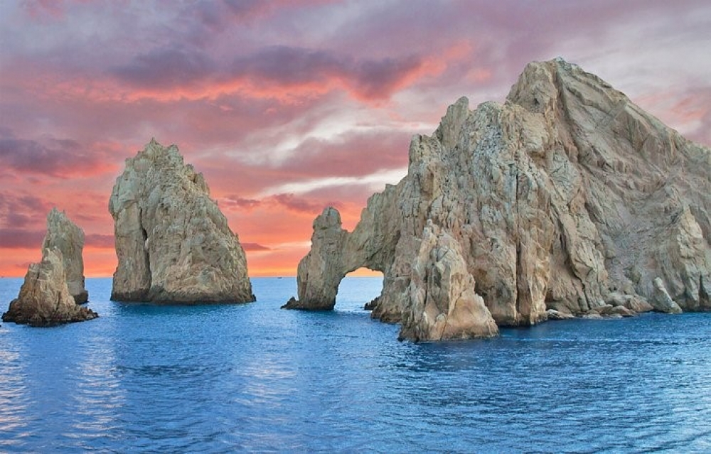 Cabo San Lucas – jedna z nejkrásnějších destinací v Mexiku známá pro své písečné pláže, zářivě modré vody