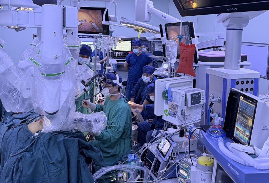 Čína dokončila třetí transplantaci srdce s asistencí robotického ramene na světě