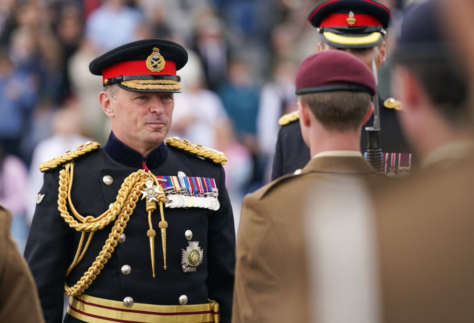 Generál Britské armády varuje, že Britové budou muset přinést „oběti“, aby se připravili na válku