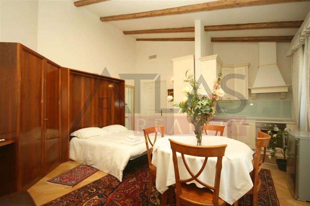 Pronájem zařízené garsonky s balkonem, Praha 2 Vinohrady