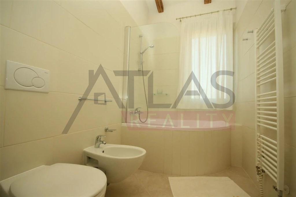 Pronájem zařízené garsonky s balkonem, Praha 2 Vinohrady