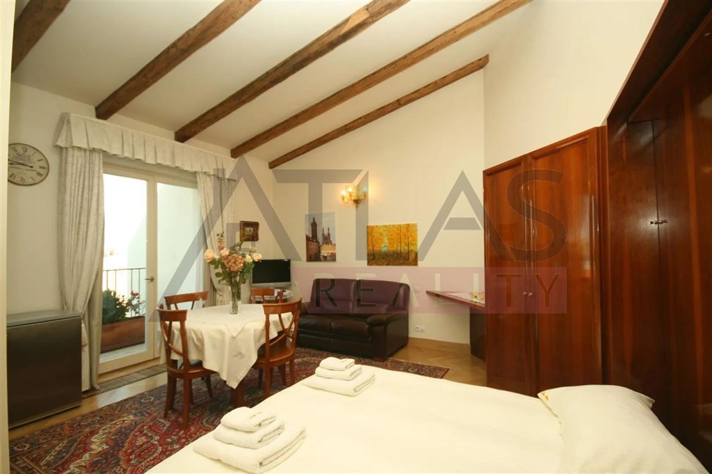 Pronájem zařízené garsonky s balkonem, Praha 2 Vinohrady