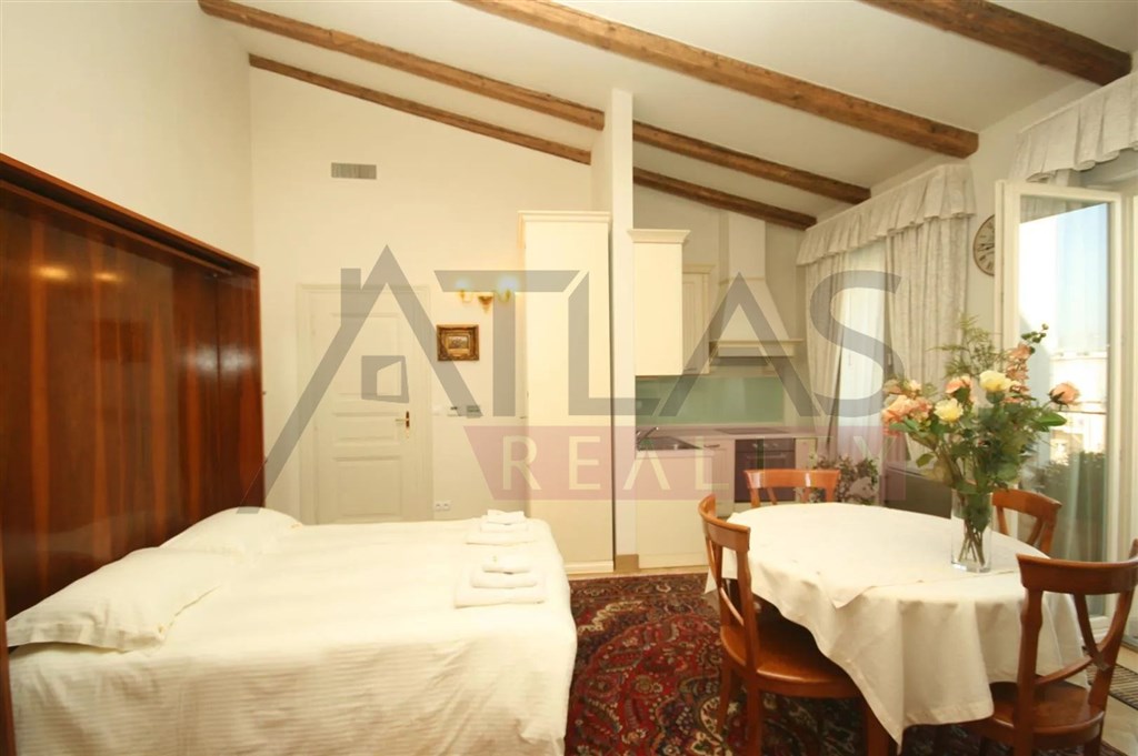 Pronájem zařízené garsonky s balkonem, Praha 2 Vinohrady