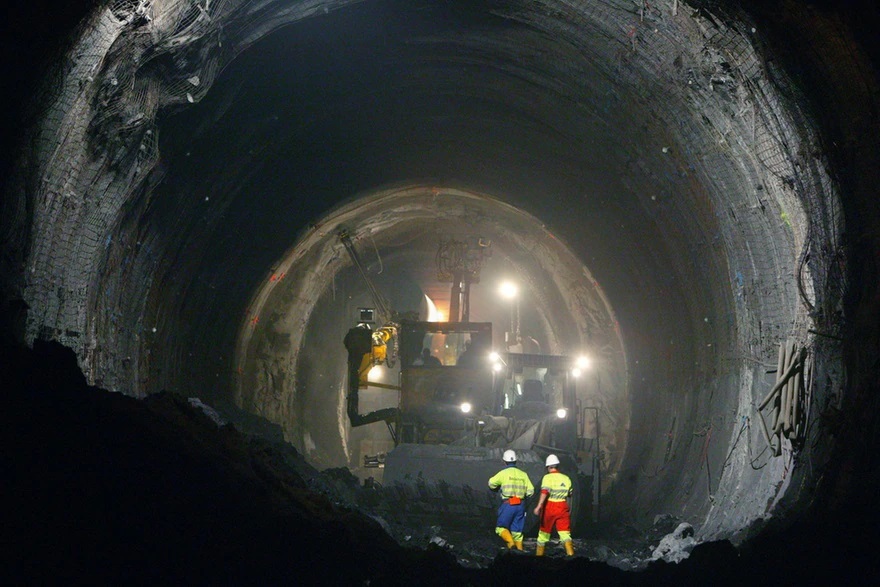 První tubus základního železničního tunelu Lötschberg byl postaven v letech 1999 až 2007.
