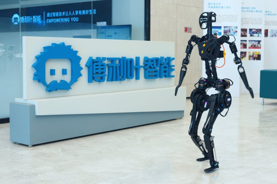 Robot GR-1 od Fourier Intelligence prochází kolem loga společnosti v jejím ústředí v Šanghaji.