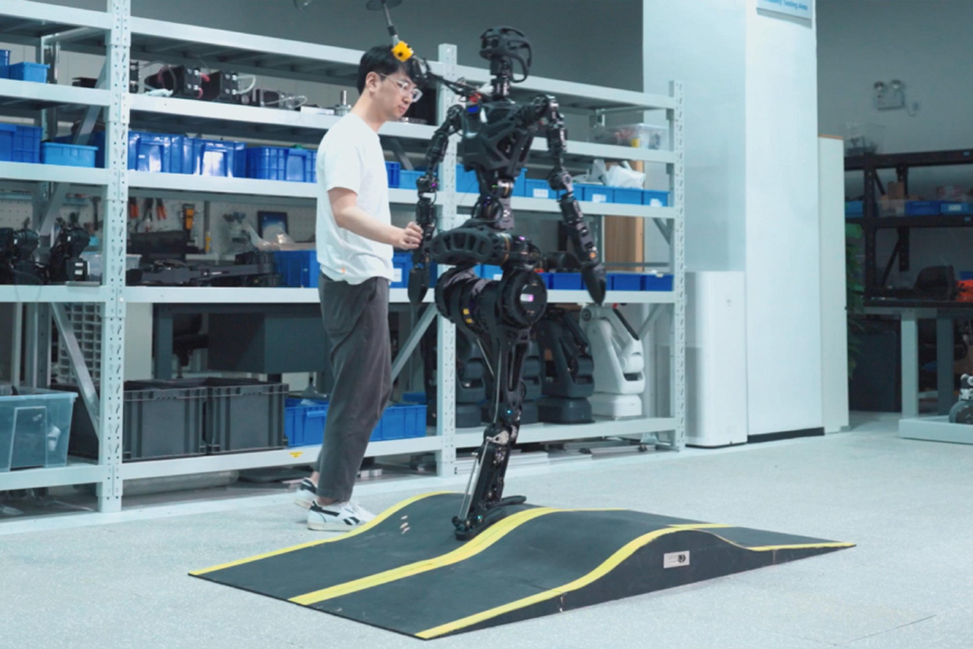 Inženýři Fourier Intelligence testují schopnosti humanoidního robota této společnosti udržovat si rovnováhu.