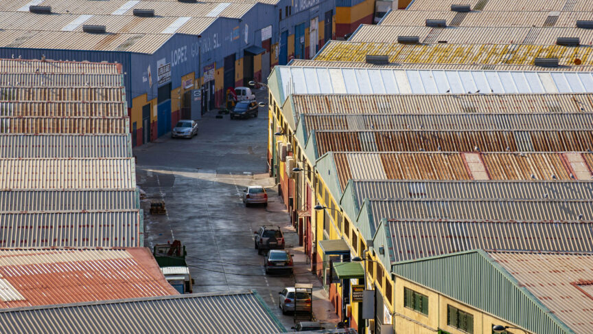 Celá prodejní čtvrť se nachází ve španělské exklávě Ceuta vedle plotu na hranici EU s Afrikou
