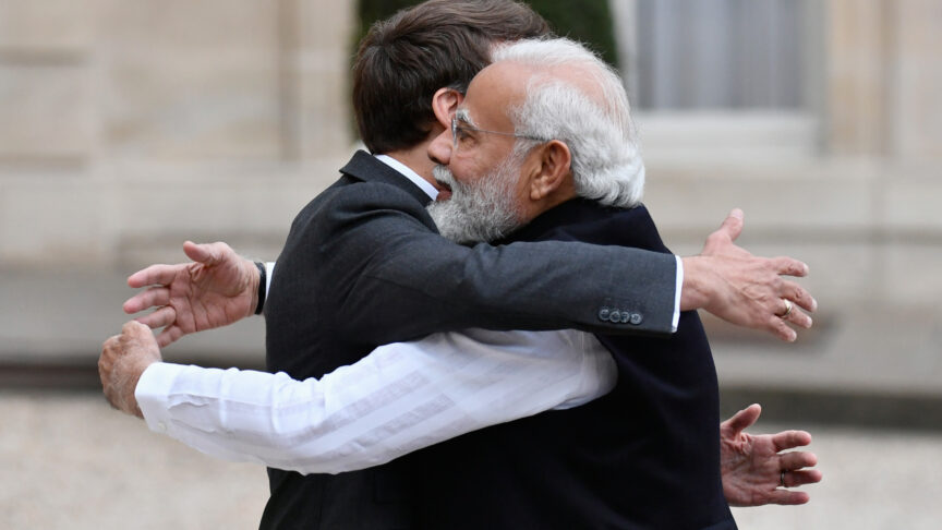 Emmanuel Macron přijal na svou první návštěvu od svého znovuzvolení indického premiéra Narendru Modiho v Elysejském paláci 4. května 2022.