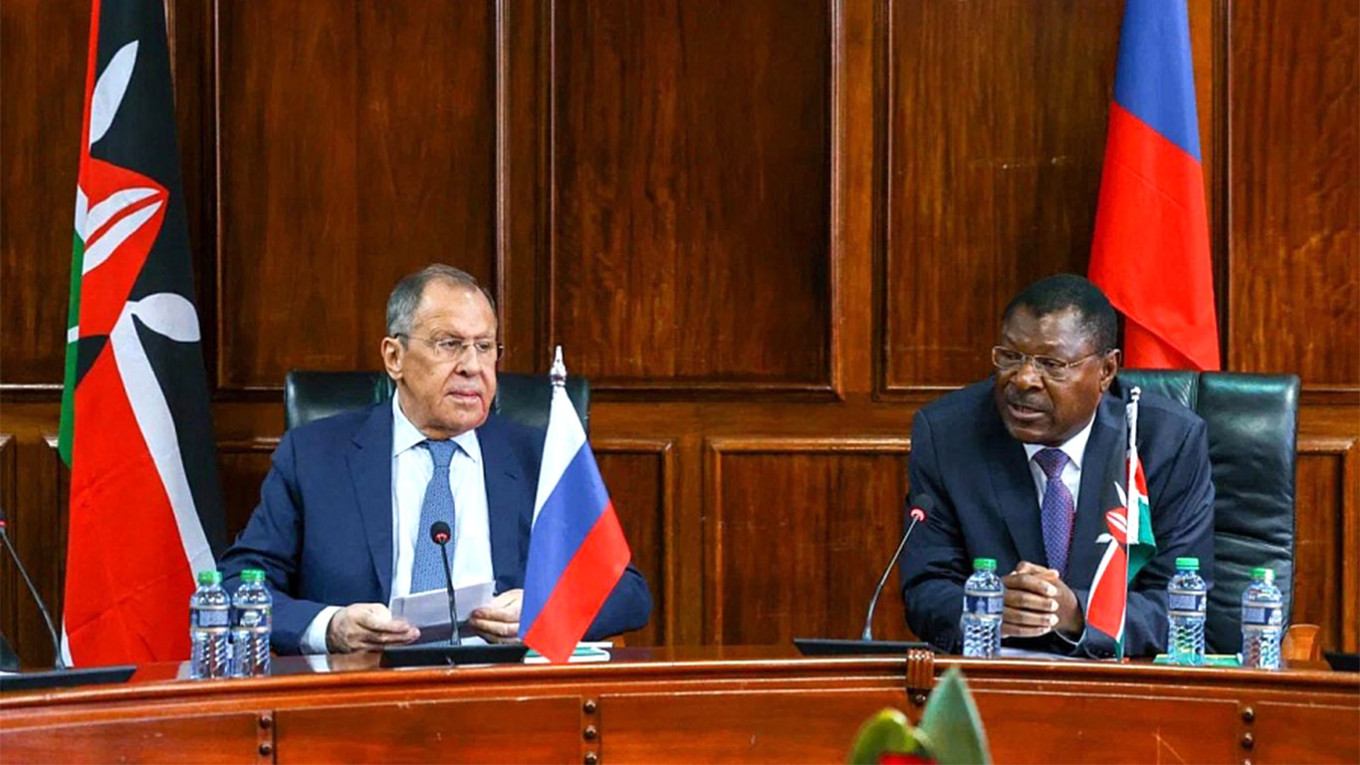 Ruský ministr zahraničí Sergej Lavrov (L) a předseda Národního shromáždění Keni Moses Masika Wetangula