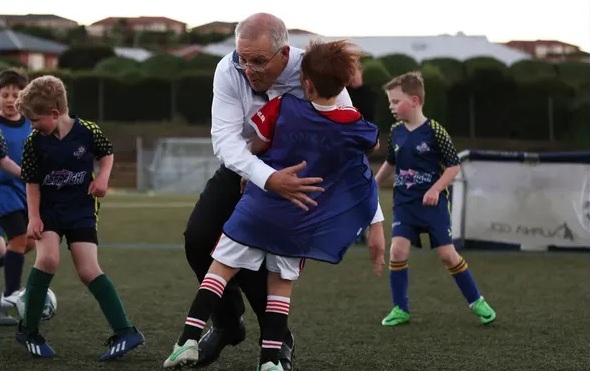 Australský premiér Scott Morrison nešťastnou náhodou srazil dítě při hraní fotbalu během kampaně na návštěvě Tasmánie.