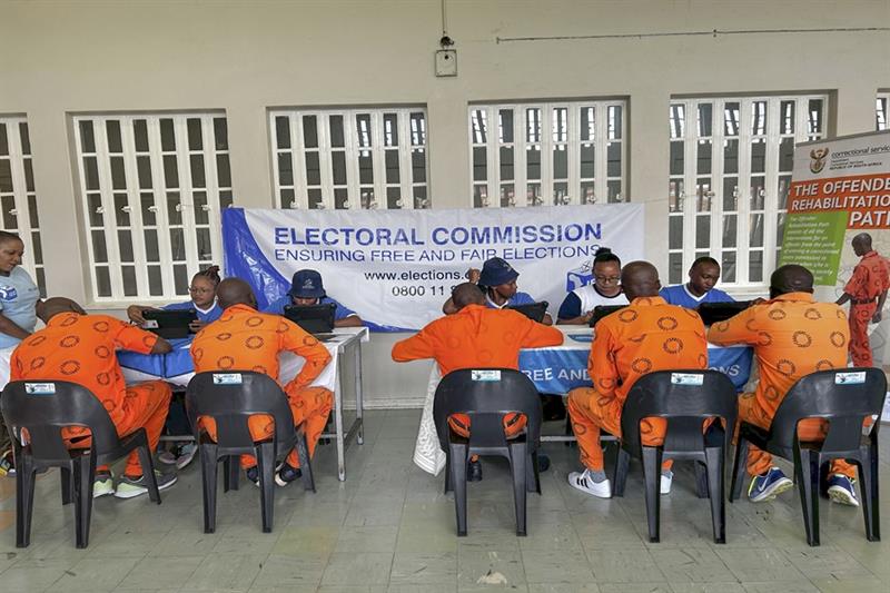 Vězni v nápravném středisku Zonderwater pro muže na předměstí Pretorie v Jižní Africe čekají ve čtvrtek 1. února 2024, aby se zaregistrovali jako voliči nebo aktualizovali své údaje na seznamech voličů.