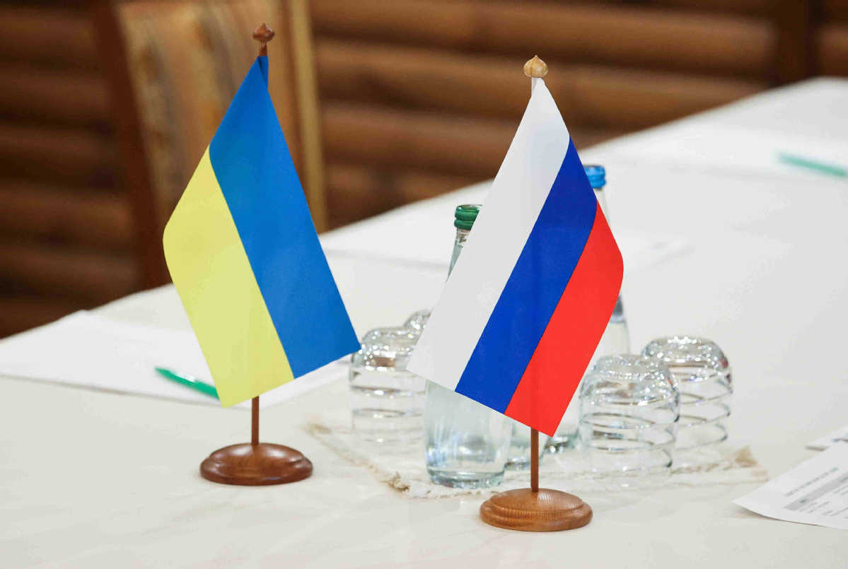 Ukrajinské a ruské vlajky jsou vyobrazeny před rusko-ukrajinskými rozhovory v národním parku Belovezhskaja Pushcha, 28. února 2022.