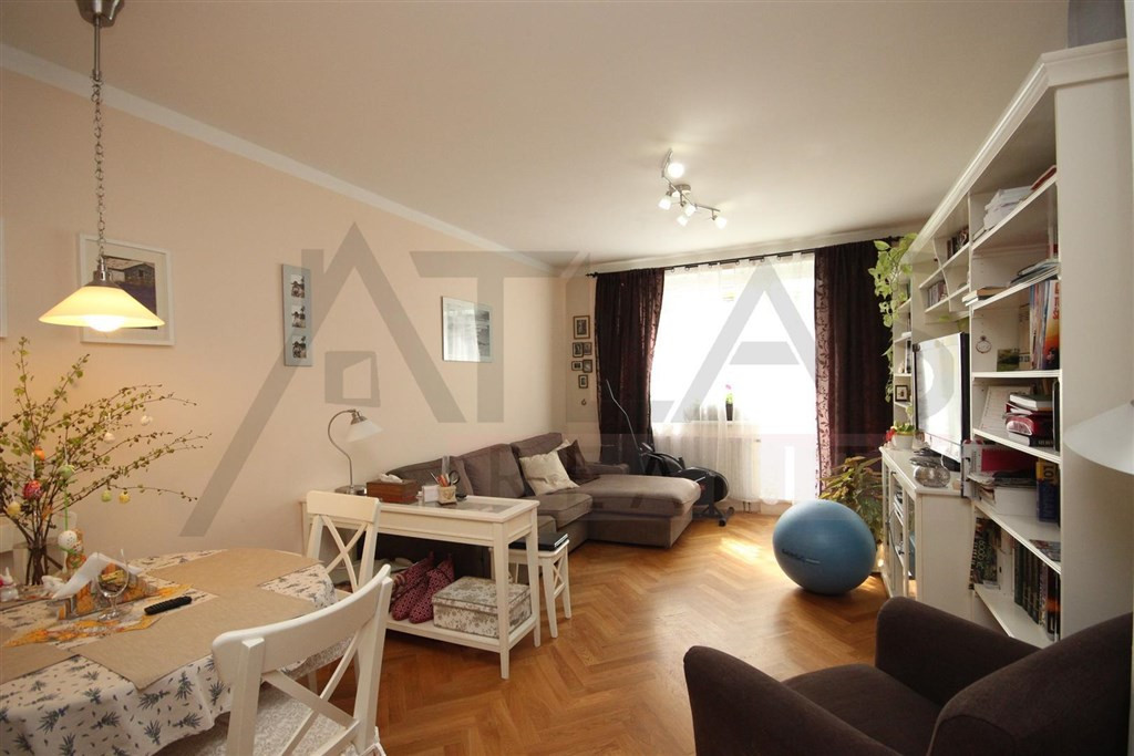 Pronájem částečně zařízeného bytu 3+kk s parkováním Praha 5 - Stodůlky, Svitákova 2775 jen 100 m od stanice metra Stodůlky - obývací pokoj