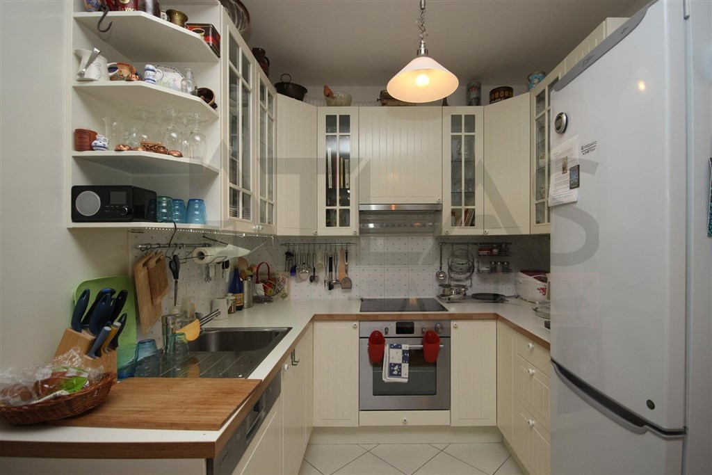 Pronájem částečně zařízeného bytu 3+kk s parkováním Praha 5 - Stodůlky, Svitákova 2775 jen 100 m od stanice metra Stodůlky - kuchyňský kout