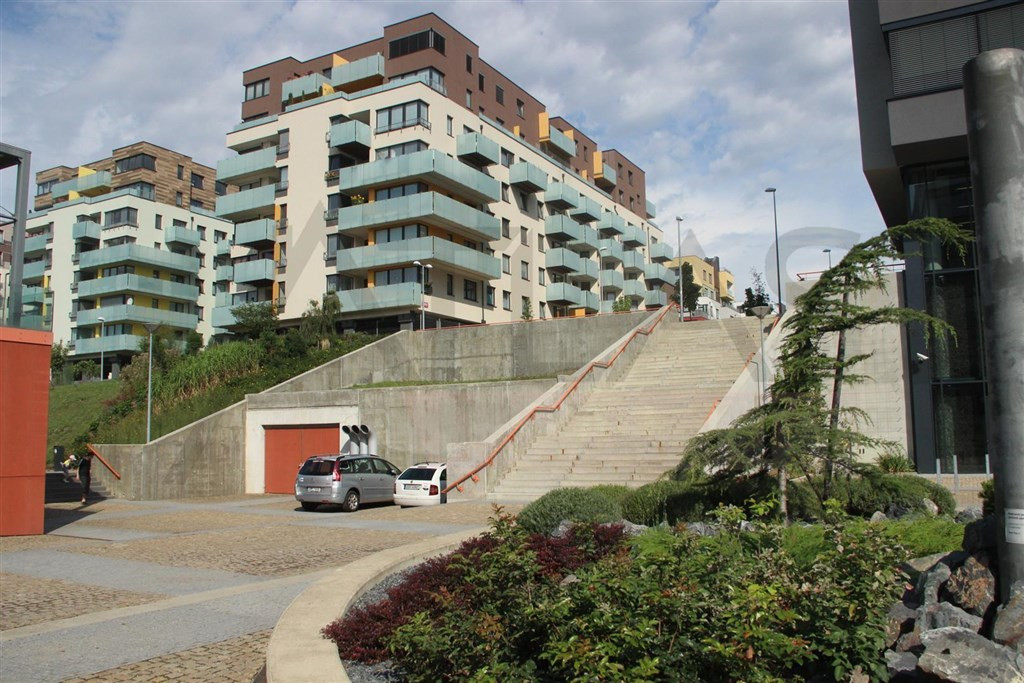 Pronájem částečně zařízeného bytu 3+kk s parkováním Praha 5 - Stodůlky, Svitákova 2775 jen 100 m od stanice metra Stodůlky