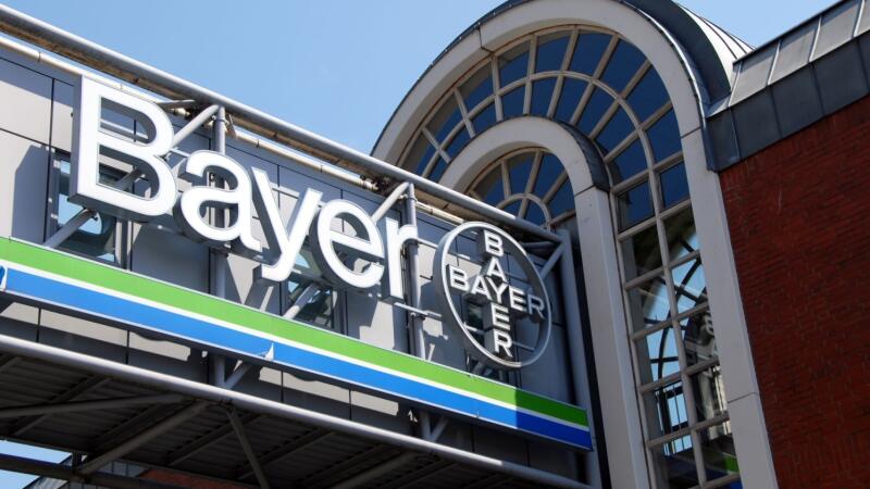 Bayer pozastaví investice v Rusku a opustí nové projekty v Rusku