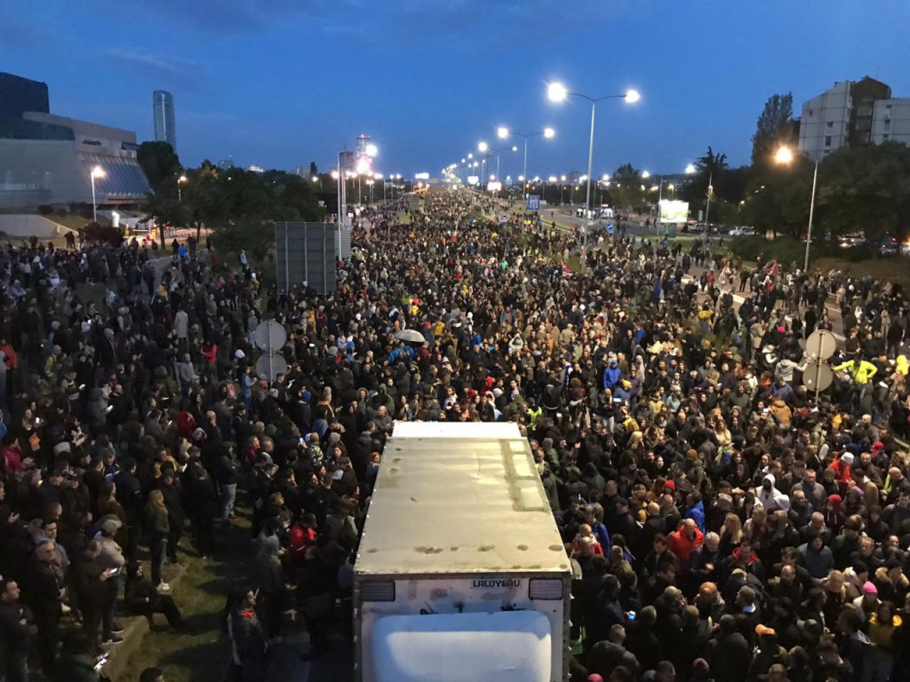 Srbové po střelbách pořádají hromadný protest proti kultuře násilí