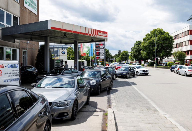 Auta stojí 1. června na čerpací stanici poblíž Mnichova po dočasném snížení energetické daně, které má snížit rostoucí ceny.