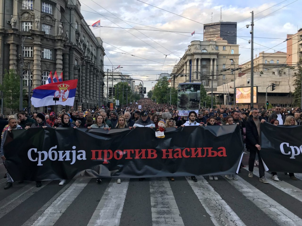 Demonstranti drží transparent s nápisem „Srbsko proti násilí“.