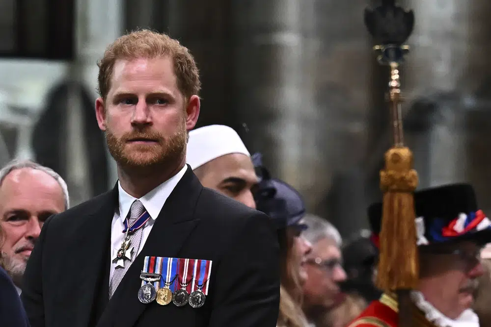 Princ Harry zvláštní muž na otcově korunovační podívané