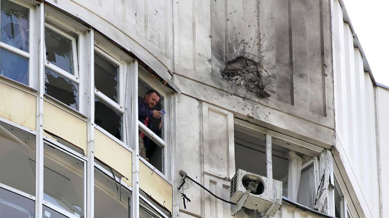 Škody způsobené náletem dronu na bytový dům ve městě Moskovskij na jihozápadě Moskvy.