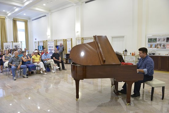 Andreas Kazmierczak v hraje na klavír Chopina a Beethovena na počest Dne otců v Centru 2017