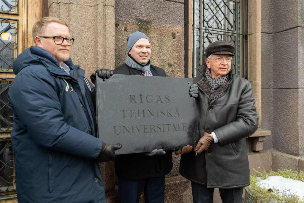 Štítek s názvem RTU sundali (zleva) prorektor RTU pro výzkum Tālis Juhna, ředitel rozvoje infrastruktury Sandis Kārkliņš a rektor RTU Leonīds Ribickis. Foto: Vitalij Vinogradov, RTU