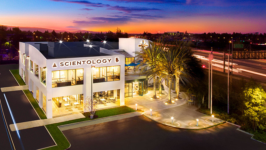 Architektonicky nedotčená nová budova Scientologické církve v Silicon Valley stojí přímo na silnici US 101 a přináší tak oblast Sanfranciského zálivu nový rozměr.