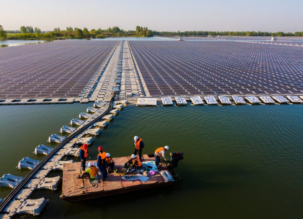 Největší pole plovoucích solárních panelů na světě v čínské provincii Anhui