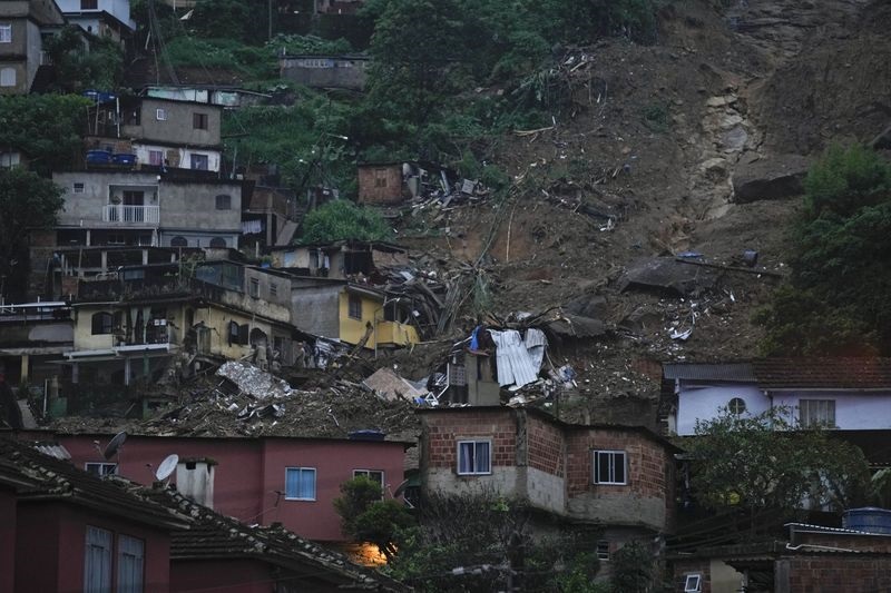 Sesuvy bahna způsobené přívalovými dešti zabily v brazilském státě Rio de Janeiro nejméně 58 lidí
