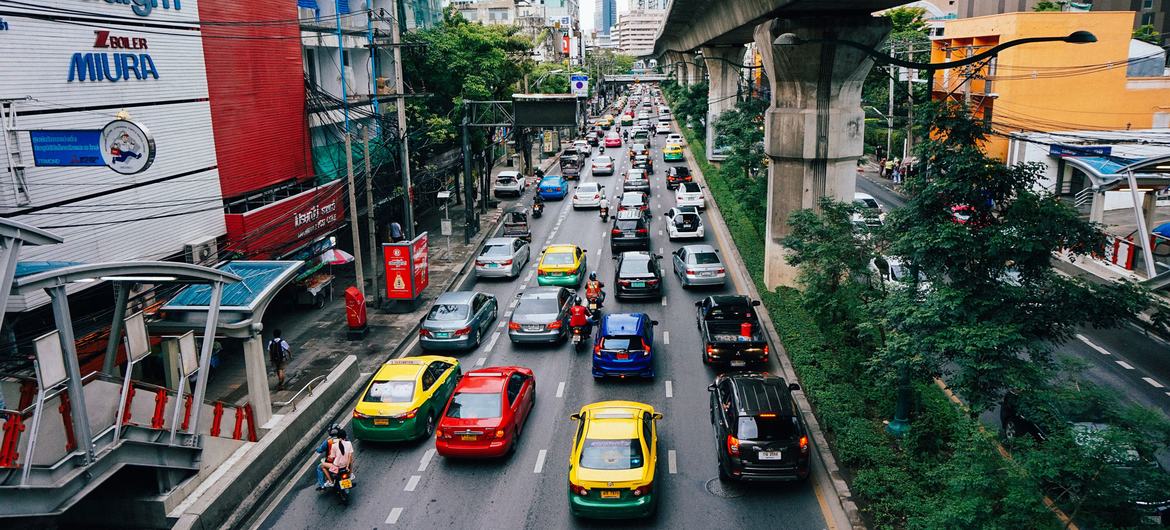 Podle Světové zdravotnické organizace jsou thajské silnice nejsmrtelnějšími v jihovýchodní Asii s devátým nejvyšším počtem úmrtí na silnicích na světě.