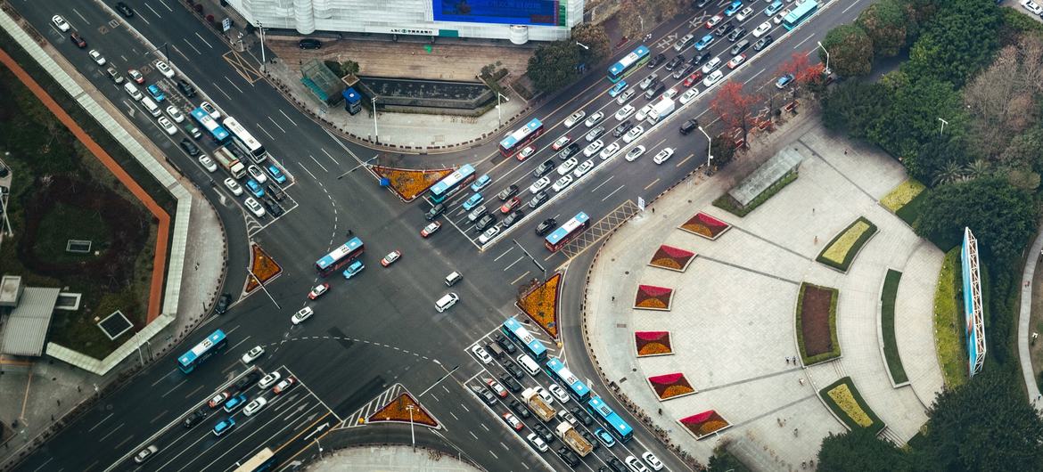 Rušná silniční křižovatka v čínském Shenzhenu.