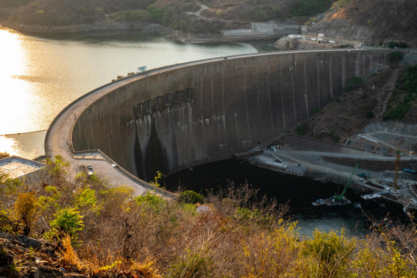 Zimbabwe trpělo vážným nedostatkem elektřiny v posledních suchých obdobích, protože nádrž za přehradou Kariba byla snížena suchem a odpařováním