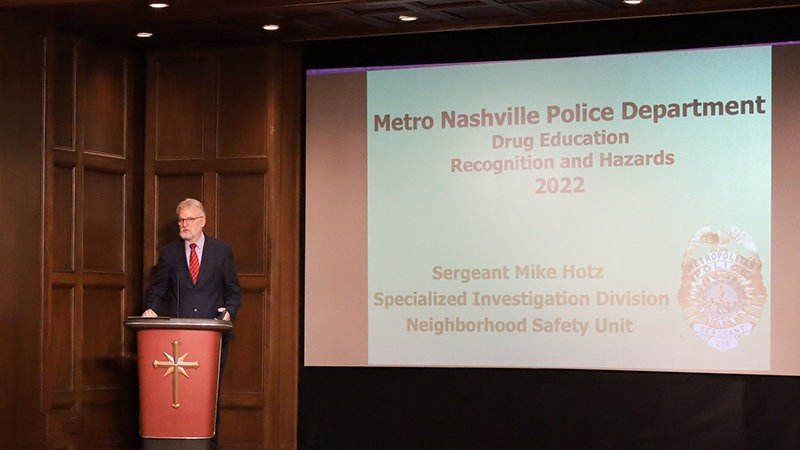 Rev. Brian Fesler ze Scientologické církve v Nashville informoval účastníky dne otevřených dveří Mezinárodního dne proti zneužívání drog o drogové krizi a iniciativě prevence podporované Scientologickou církví.