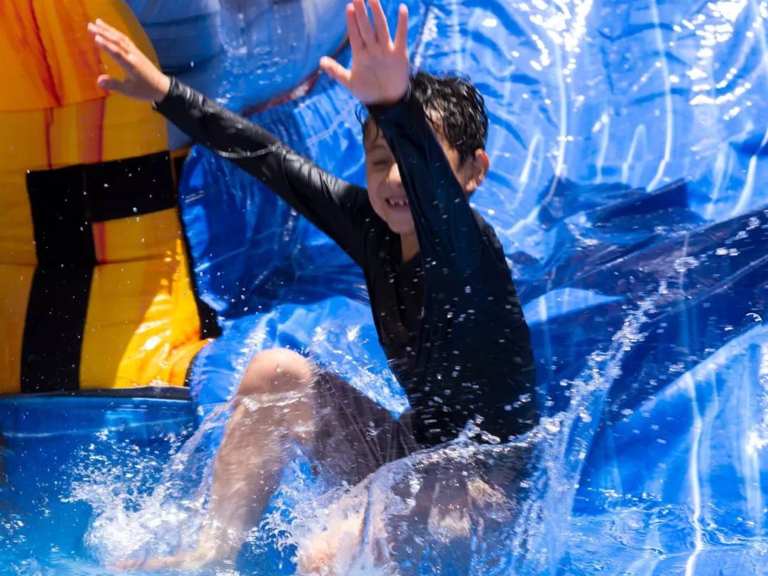 Vodní sporty pro děti na festivalu Memorial Day Scientologické církve 29. května