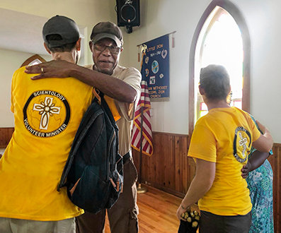 Scientologičtí dobrovolní duchovní Florida Clearwater pomáhali lidem postiženým pustošivými hurikány