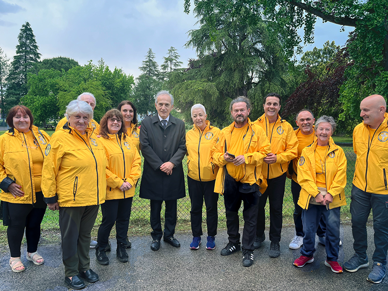 Starosta Forlì Gian Luca Zattini s některými dobrovolnými scientologickými duchovními, kteří se vrátili do města, aby byli oceněni za jejich pomoc po loňských ničivých povodních